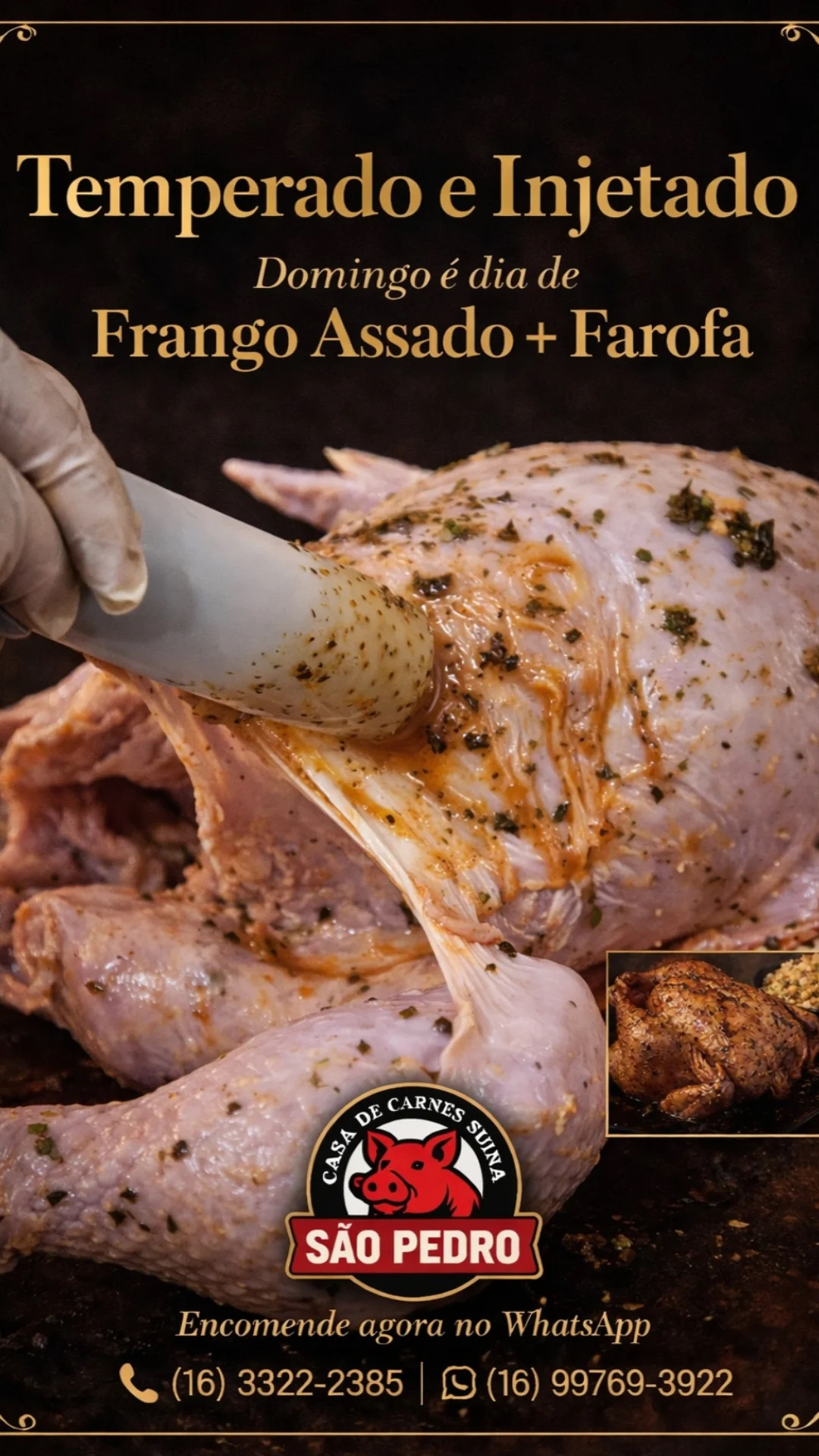 Frango sendo temperado com tempero injetado